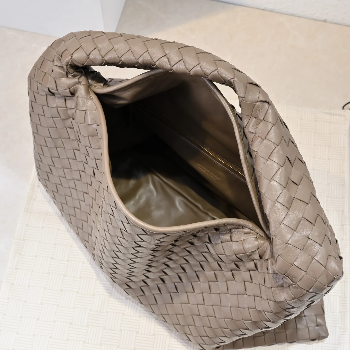 Batch 2160 #Bv Yangjin large size HOP cowhide, the bag body and handles are made of a whole piece of woven leather. The bag body is soft and lazy. Hop symbolizes the praise of innovation and eternal craftsmanship [love]. The pyramid silhouette combines practicality and fashion. Modern and casual, the bag mouth is double-sided closed design, more convenient and safe! Made of soft cowhide and full of texture, this is a must-have for fashionable ladies who like minimalism, comfort and casualness! Model: 3970 Dimensions: 54x24x13